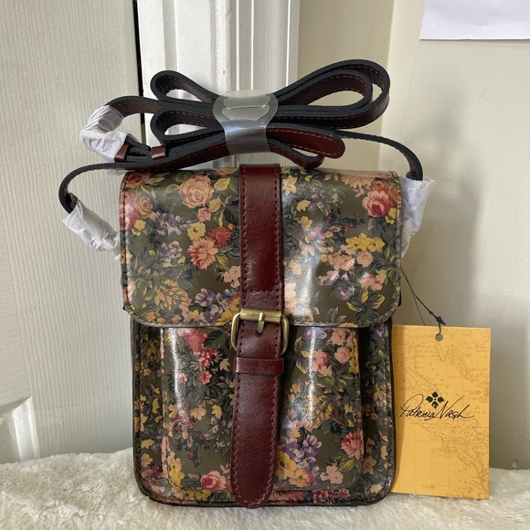 Patricia Nash Handbags - Patricia Nash Country print crossbody Bag NWT